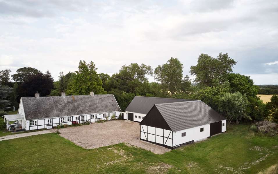 Bindingsværksgård ”tækket” med stålprofiler, Sneserevej 69, 4733 Tappernøje